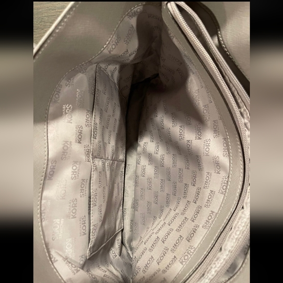 Michael kors jet set large tote leather pearl silver/ Gray with matching wristle - Picture 7 of 12